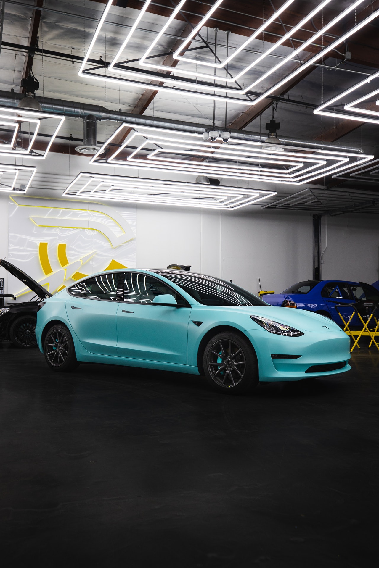Tesla 25 auto elettriche “bucate” da un giovane hacker