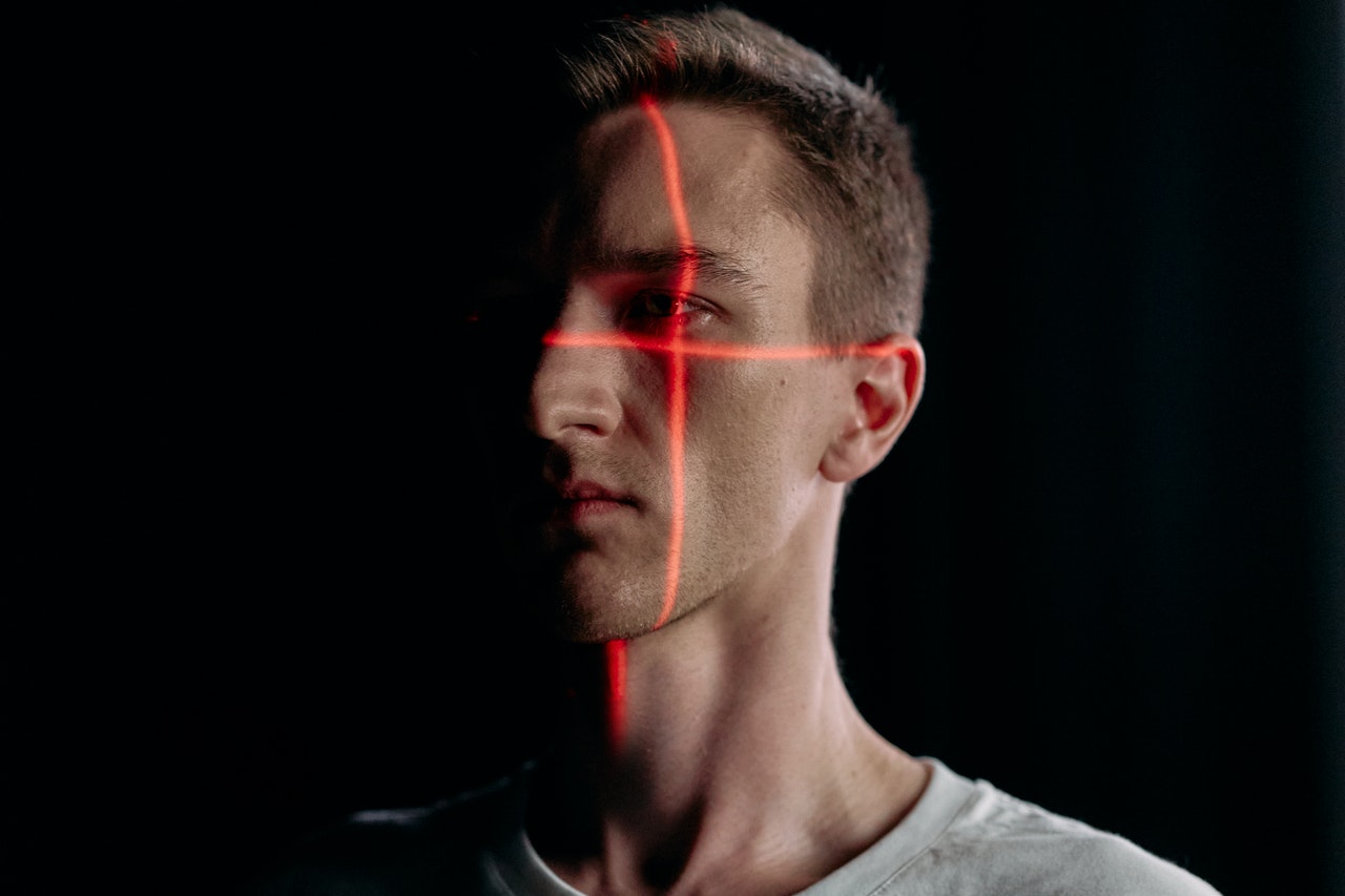 Il riconoscimento facciale di Clearview AI viola la privacy